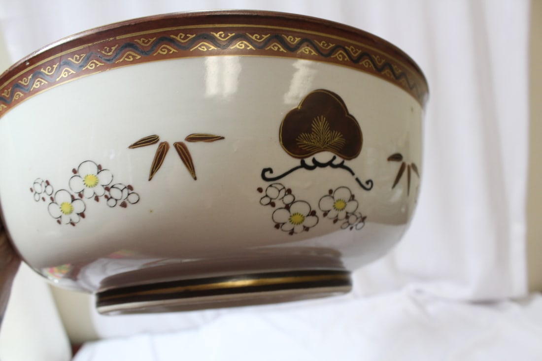 A Large Kutani Bowl with Lid - 9