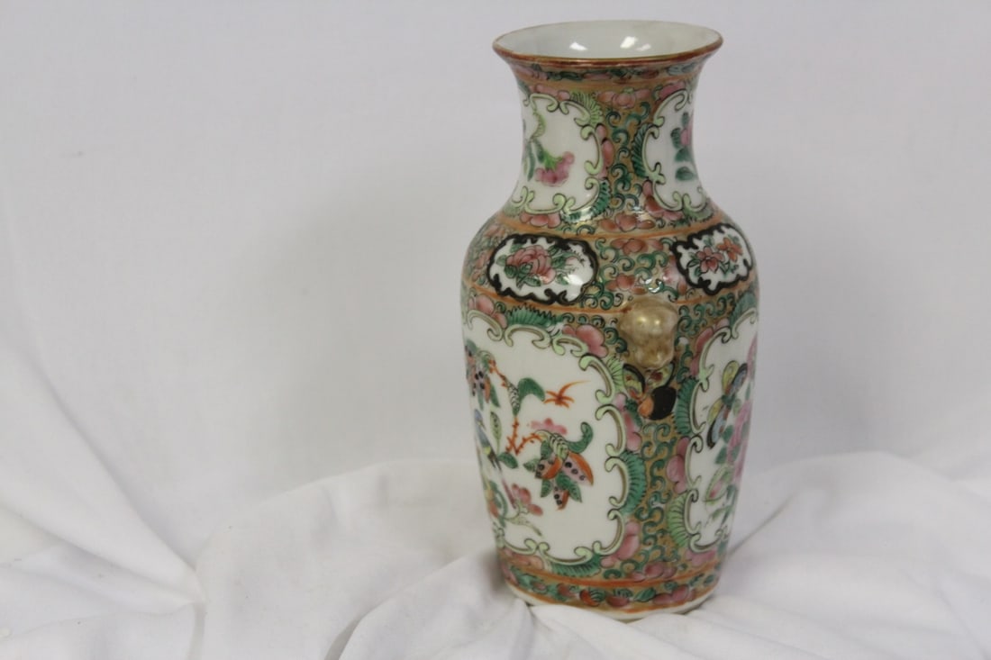 An Antique Chinese Rose Medallion Vase - 3