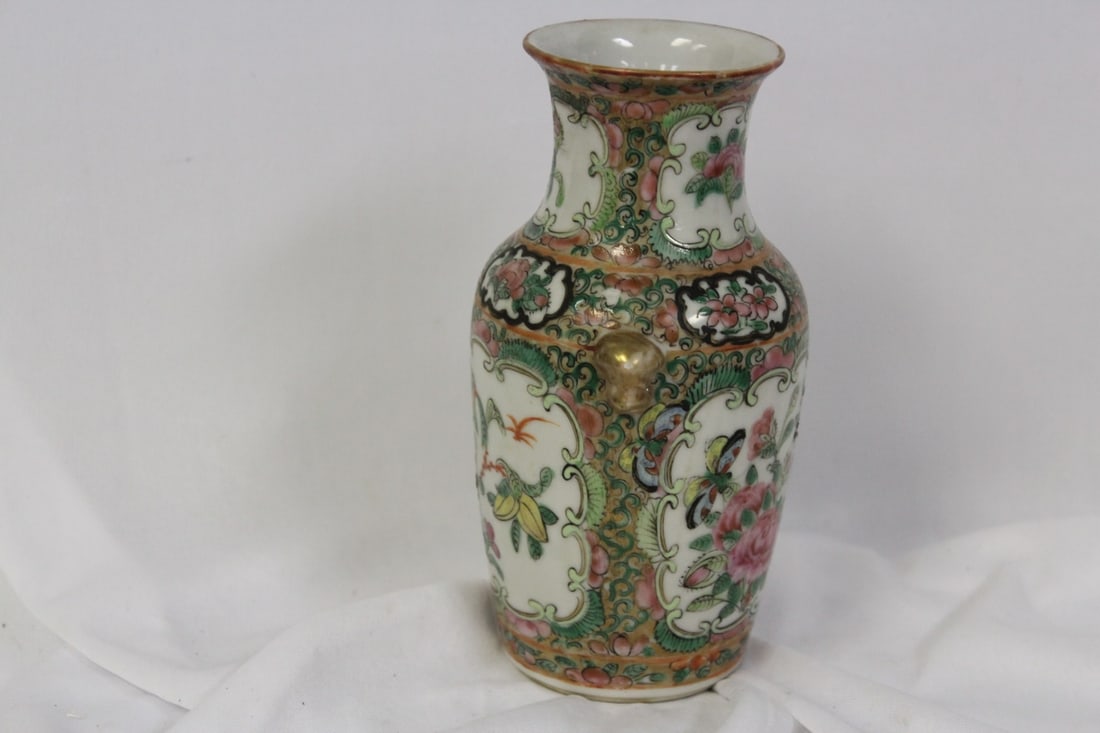An Antique Chinese Rose Medallion Vase - 4