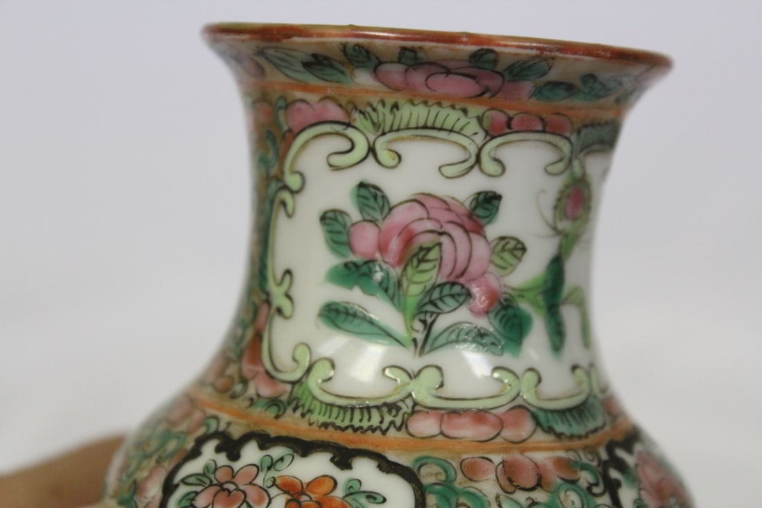 An Antique Chinese Rose Medallion Vase - 9