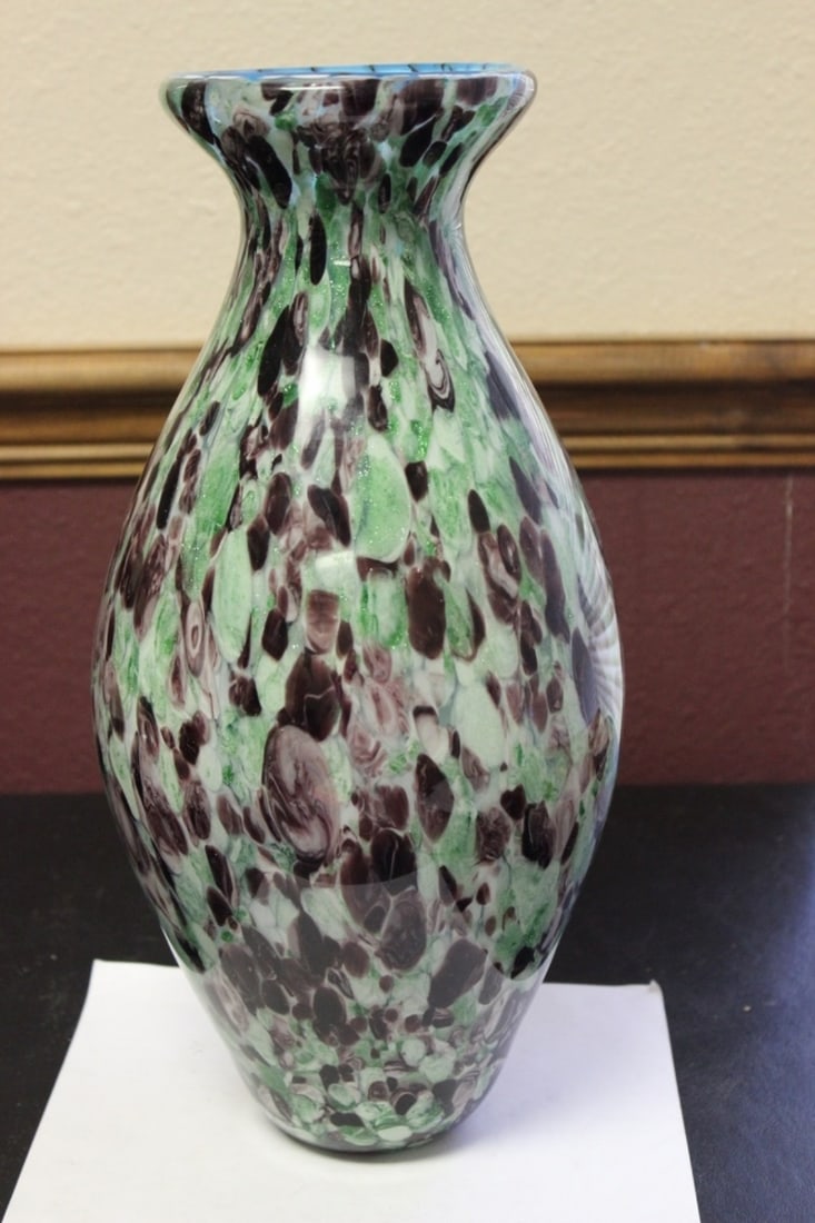 A Large Art Glass Vase (1 of 5)