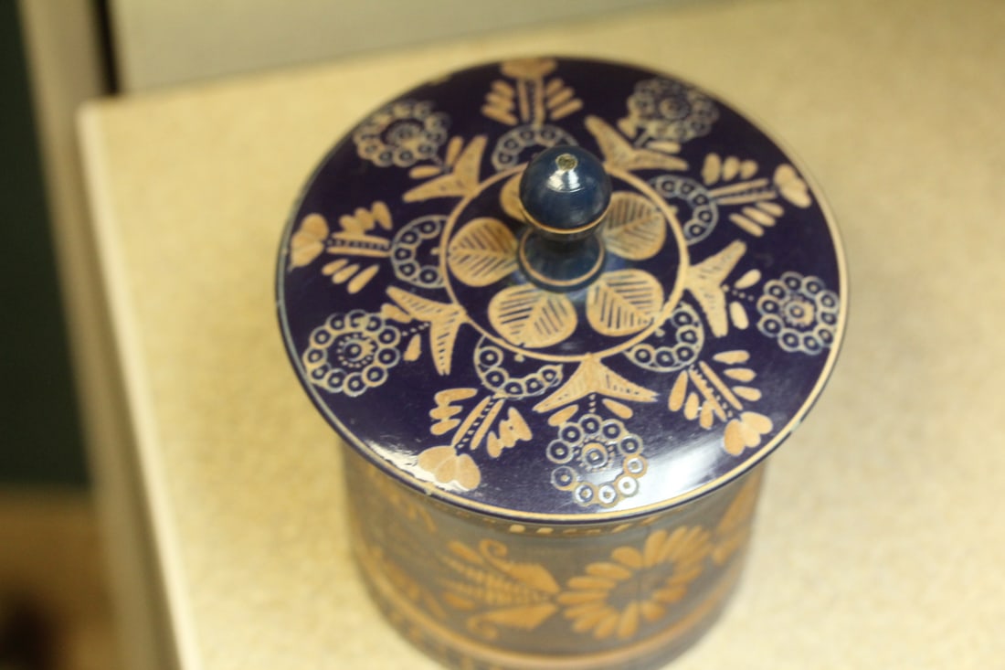 Signed bamboo box - 2
