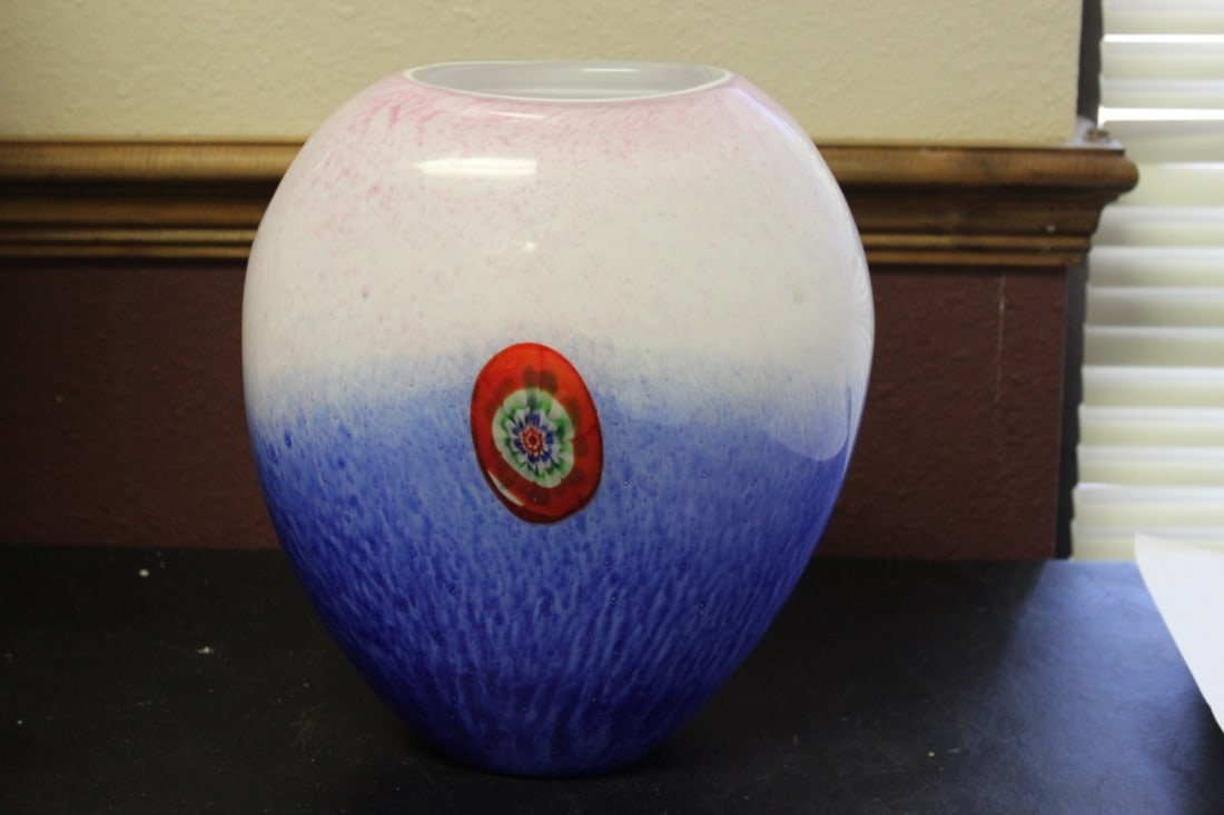 An Art Glass Vase: 11" tall