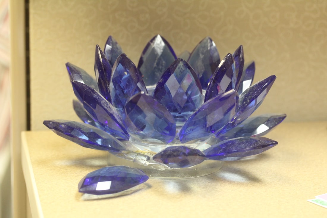 Artglass Lotus Candle Holder?: Signed: Sorrelle - please note: one patel broken off, needs to be glued back - as shown