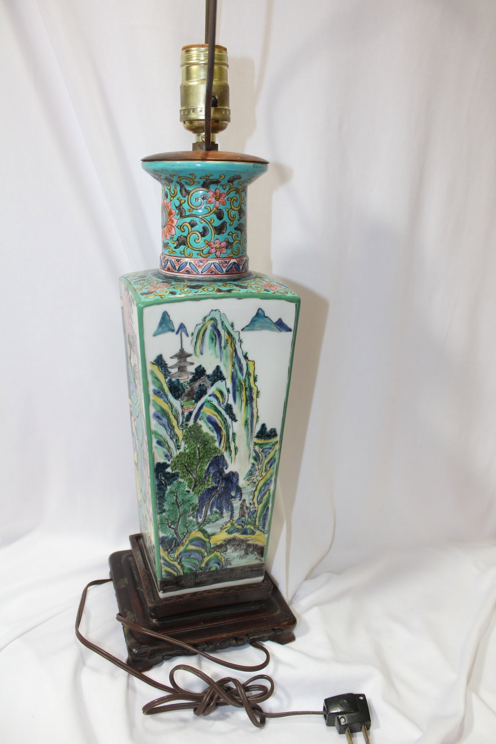 An Antique Chinese Famille Verte Vase - 4