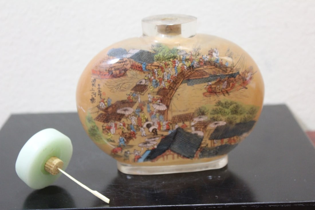 A Large Decorative Chinese Snuff Bottle - 5