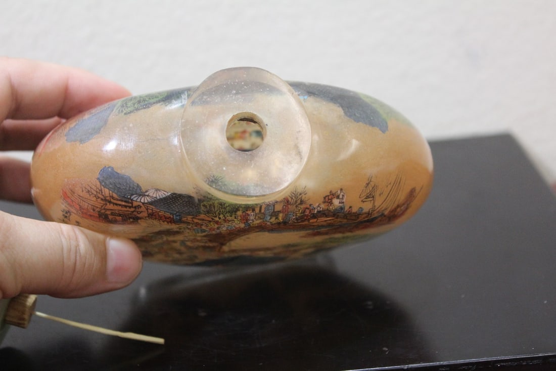 A Large Decorative Chinese Snuff Bottle - 6