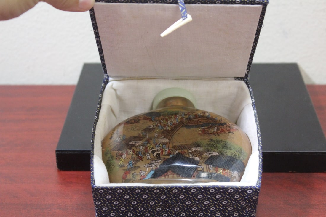 A Large Decorative Chinese Snuff Bottle - 8