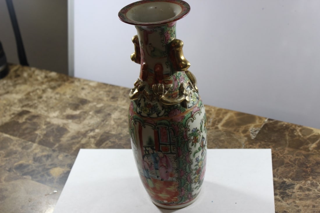 An Early 20th Century Rose Medallion Vase - 2