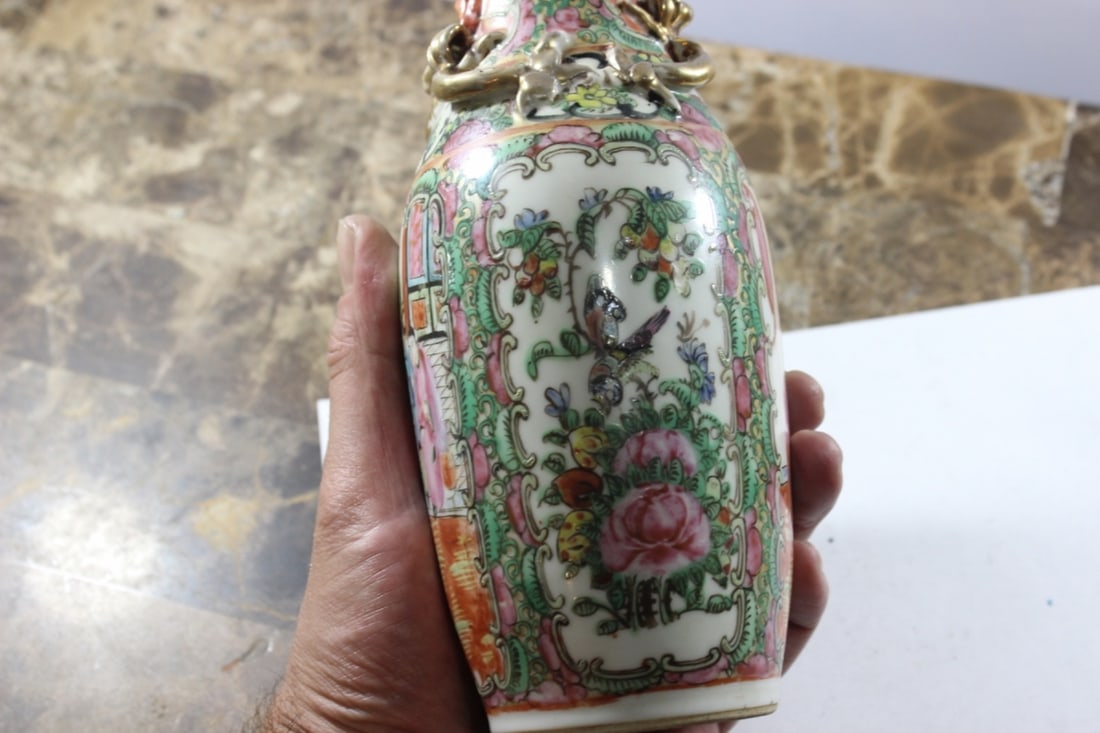 An Early 20th Century Rose Medallion Vase - 3