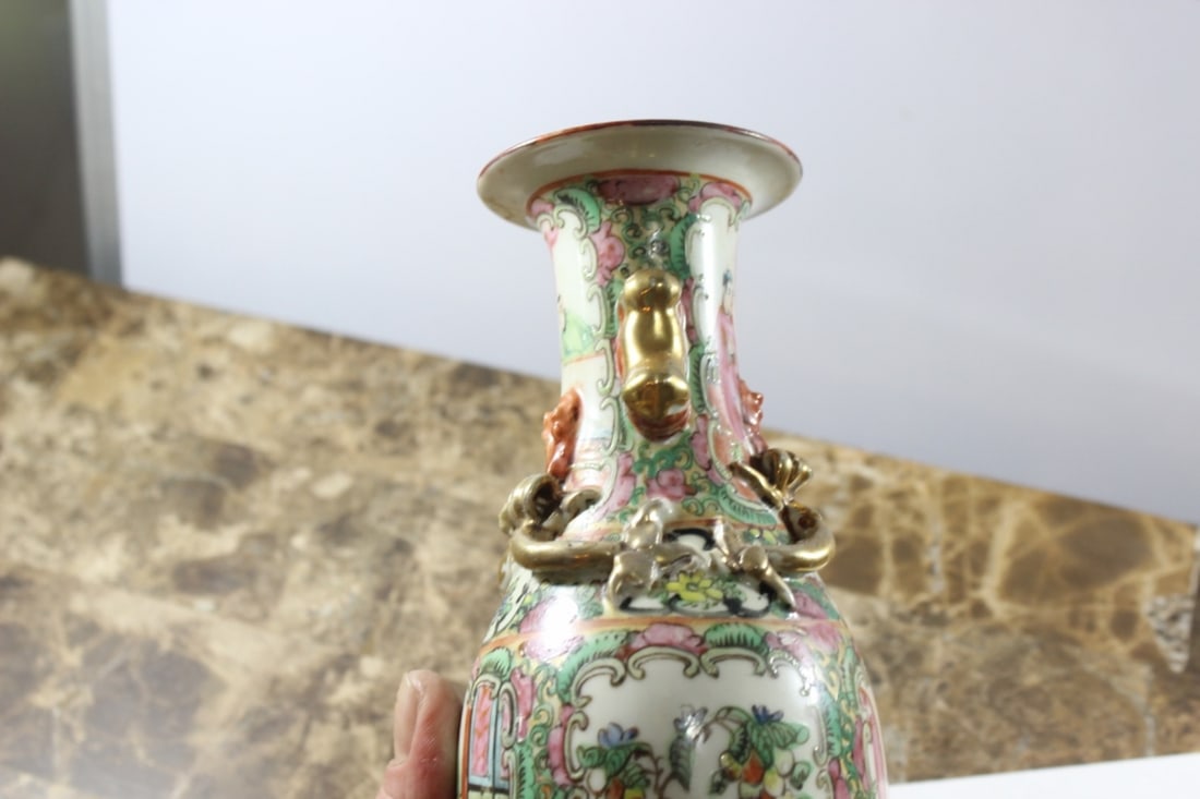 An Early 20th Century Rose Medallion Vase - 4