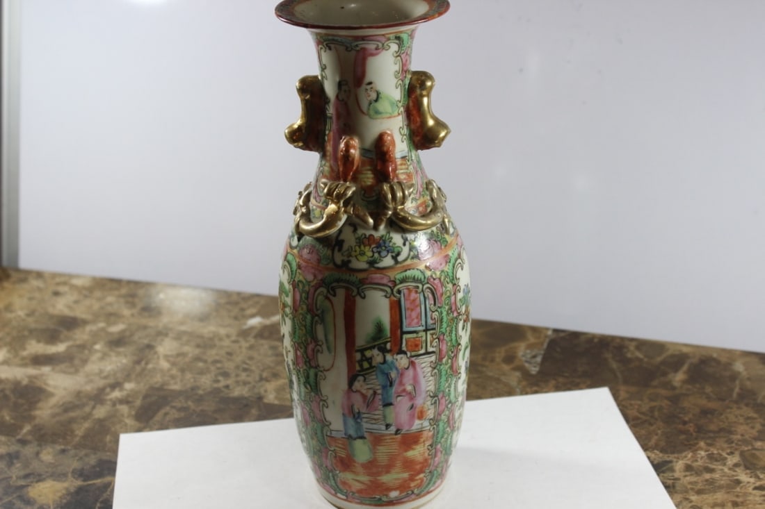 An Early 20th Century Rose Medallion Vase - 5