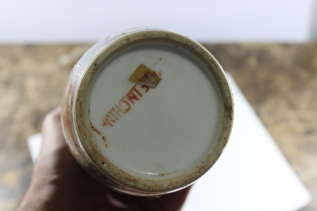 An Early 20th Century Rose Medallion Vase - 6