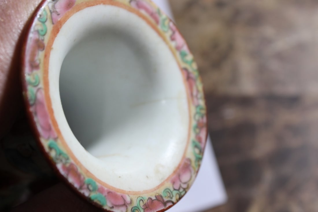 An Early 20th Century Rose Medallion Vase - 7
