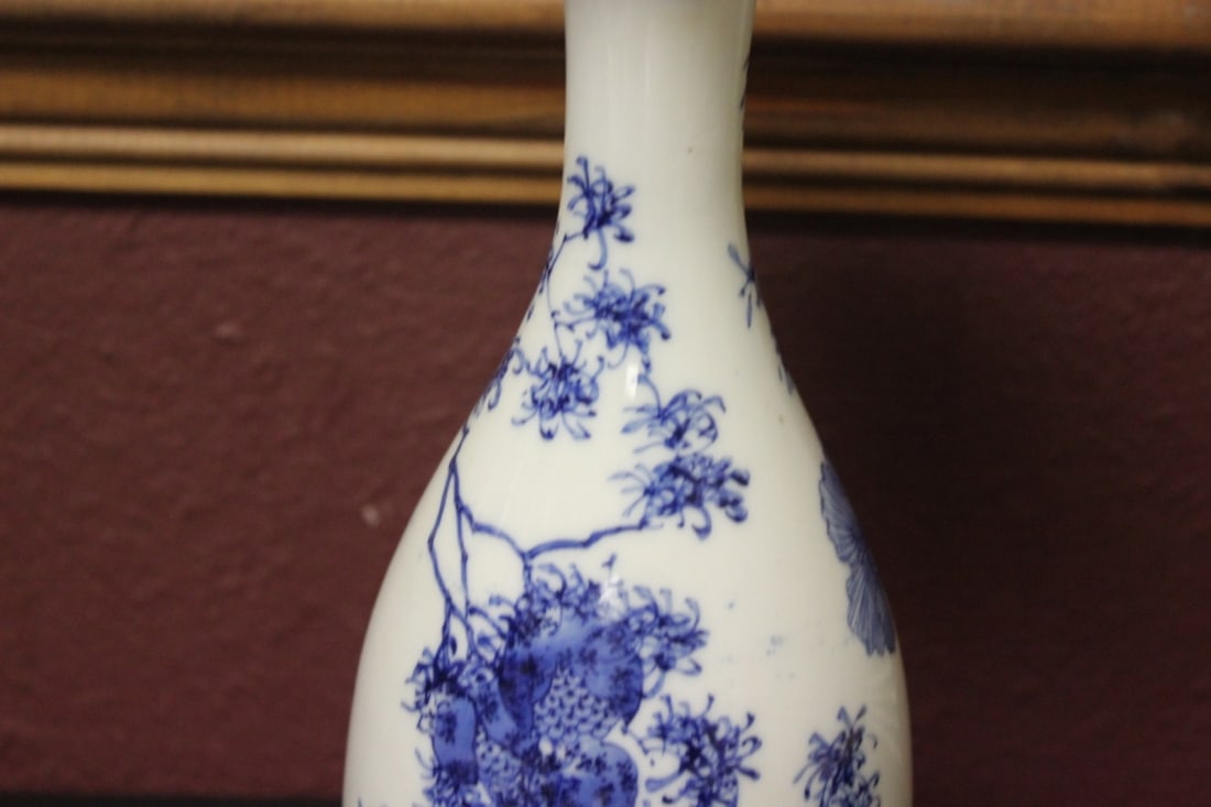 A Japanese Vintage Blue and White Vase - 2