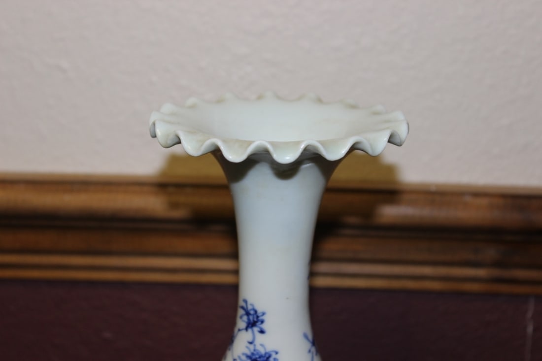 A Japanese Vintage Blue and White Vase - 4