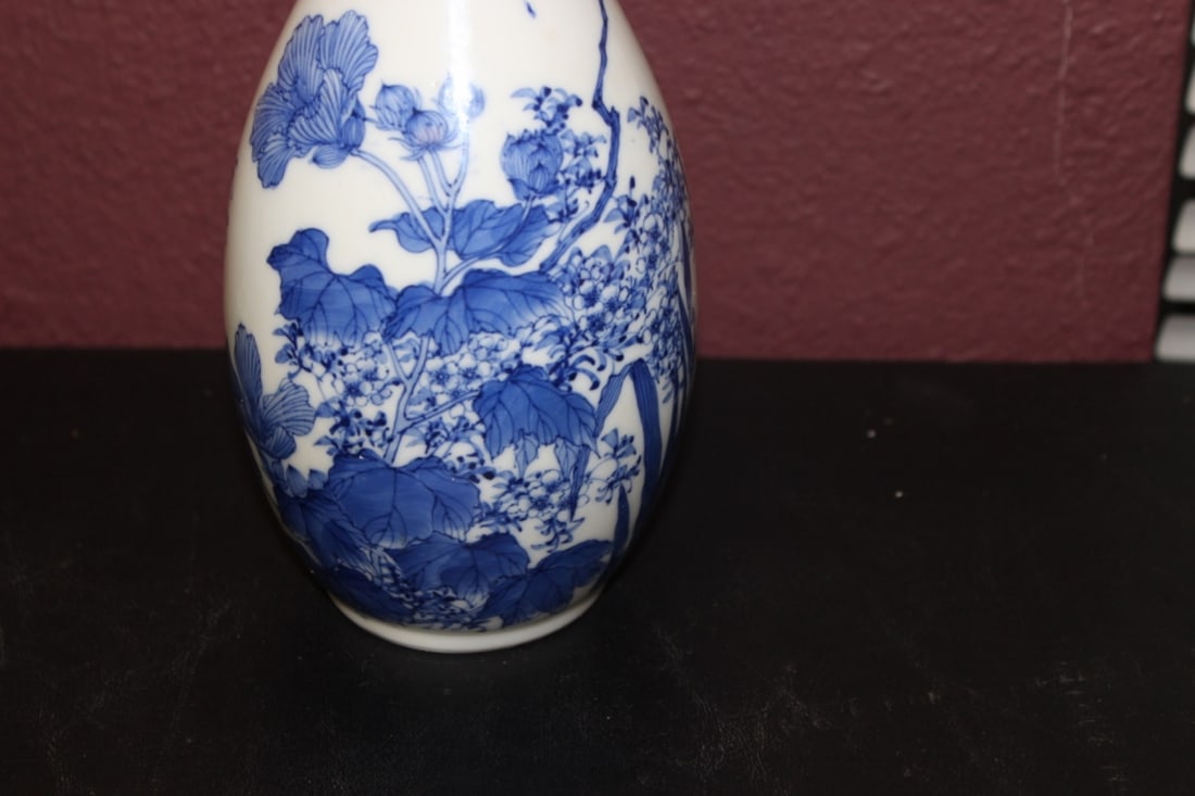 A Japanese Vintage Blue and White Vase - 5