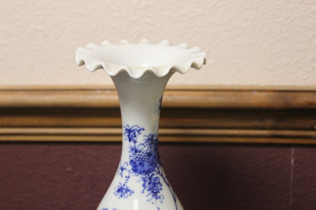 A Japanese Vintage Blue and White Vase - 7