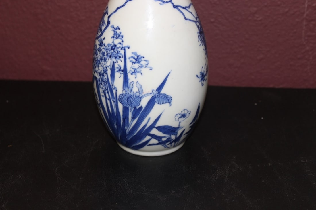 A Japanese Vintage Blue and White Vase - 8