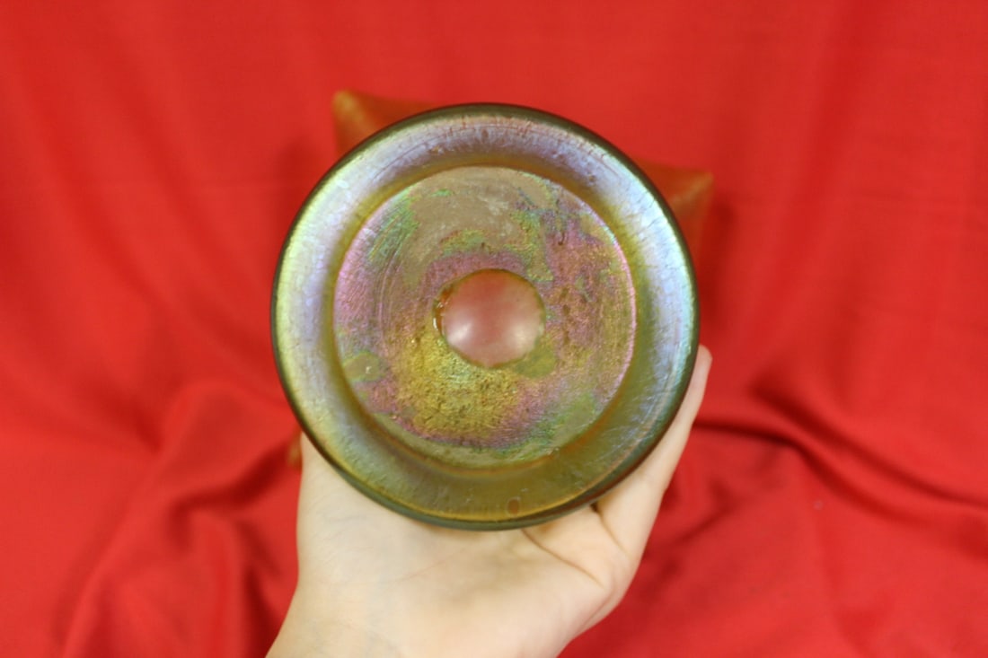 An Iridesent Glass Vase - 3