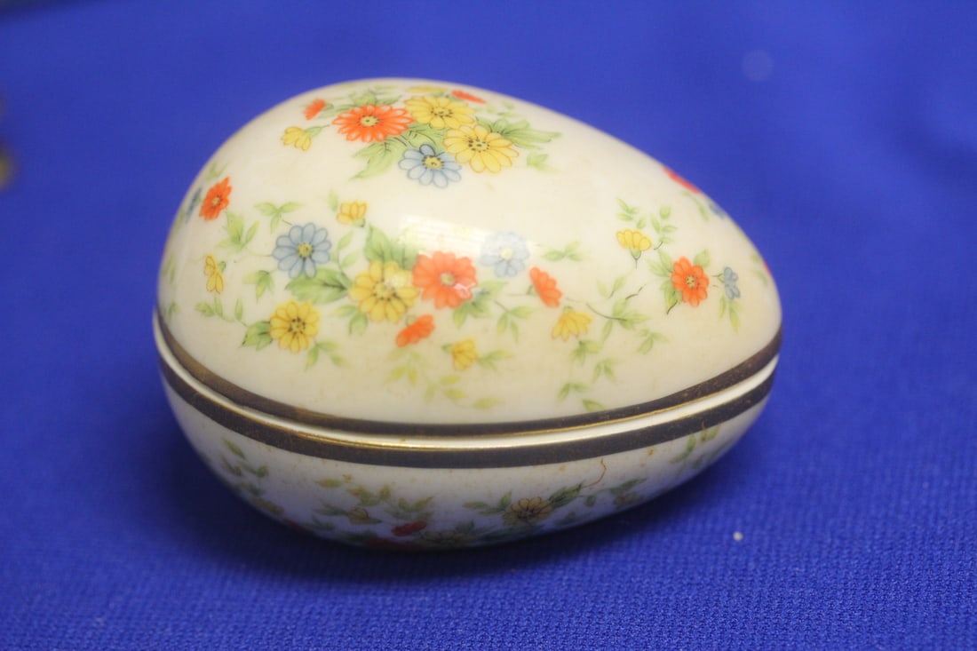 A Vintage Japanese Trinket Box: floral egg form - 3 inches across