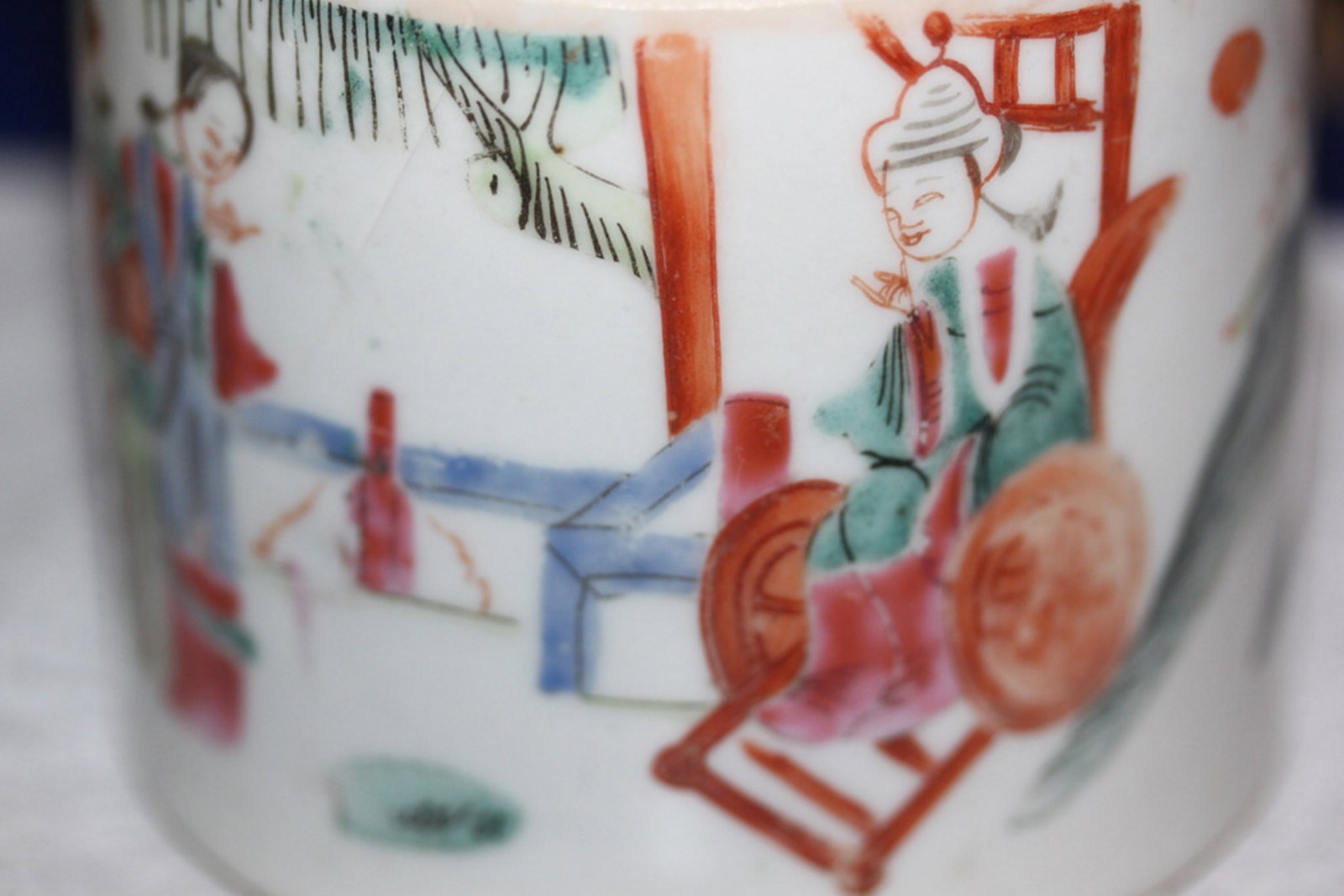 Chinese Famille Rose Porcelain Cylinder Box - 3