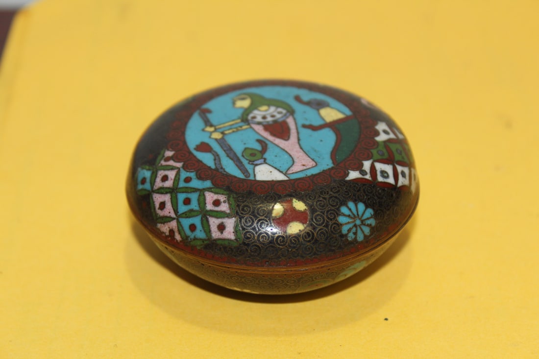 An Antique Chinese Cloisonne box: 2 5/8" in diameter - 19th century