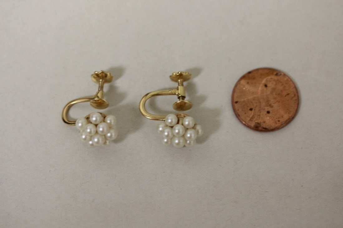 A Pair Of 14 Karat Gold And Pearl Earrings - 2