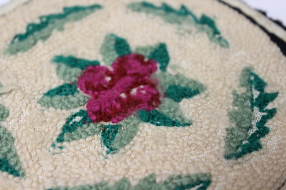 A Vintage Miniature Round Rug - 7