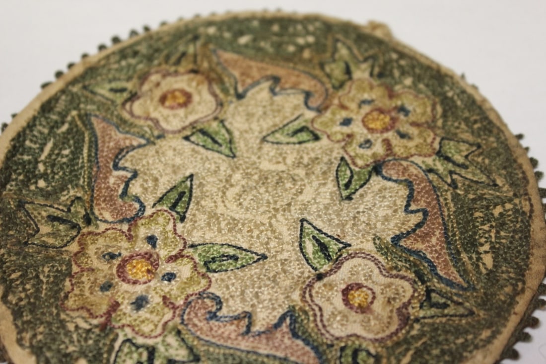 A Vintage Miniature Round Rug - 11