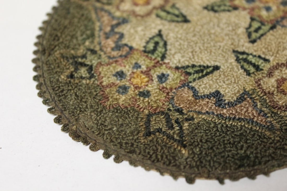 A Vintage Miniature Round Rug - 5