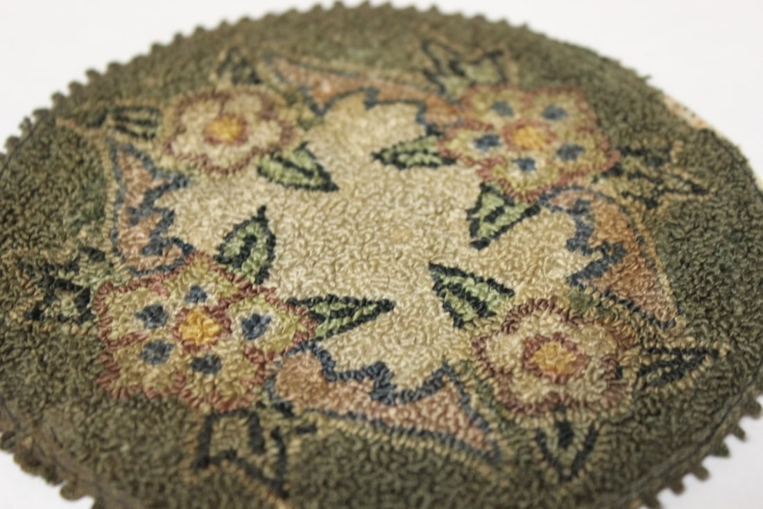 A Vintage Miniature Round Rug - 6
