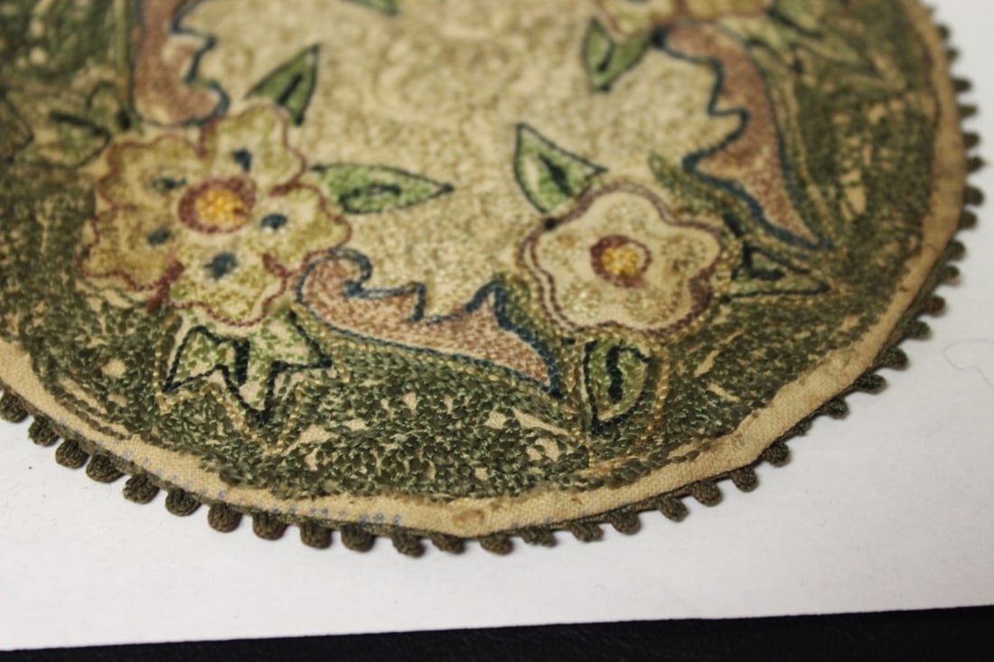 A Vintage Miniature Round Rug - 9