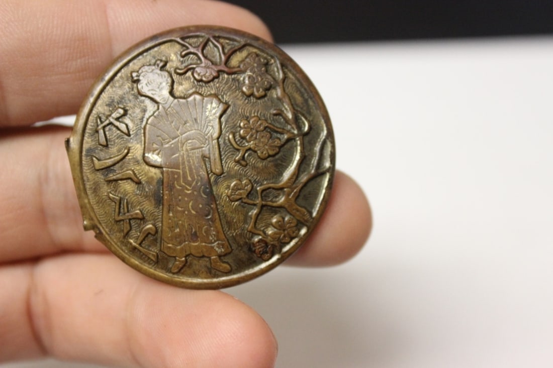 A Very Well Carved Japanese Bronze Button - 2