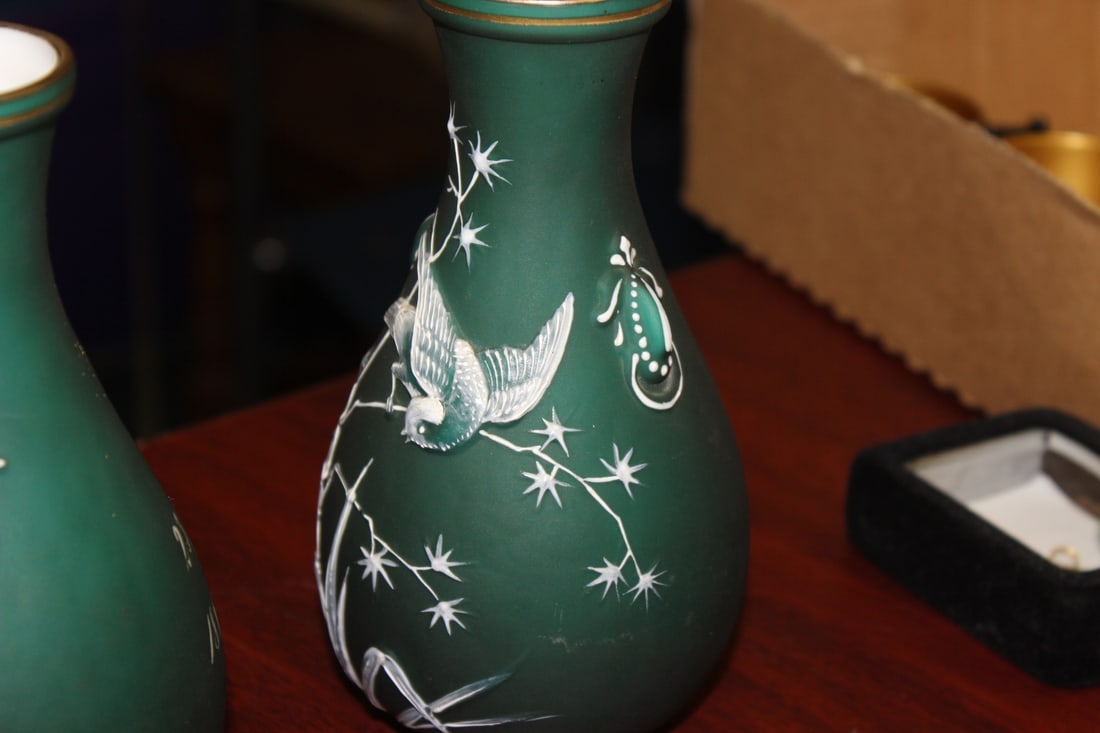 A Pair of Hand Painted Glass Vase - 9