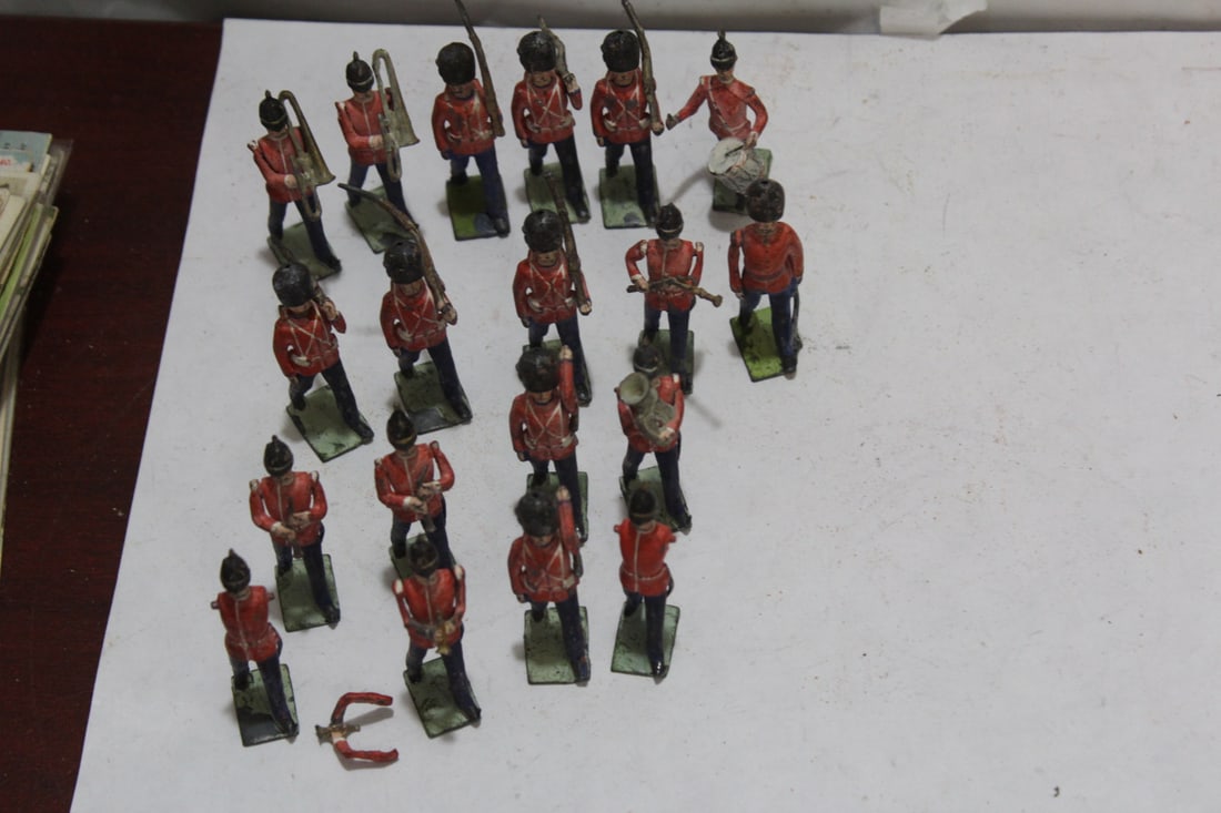 Lot of 19 Metal Soldiers - 2