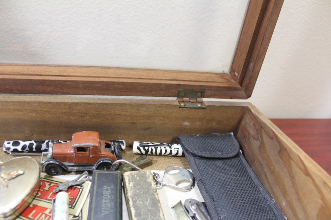 A Vintage Box and Contents - 15