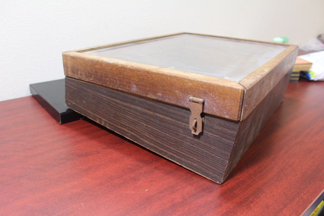 A Vintage Box and Contents - 16