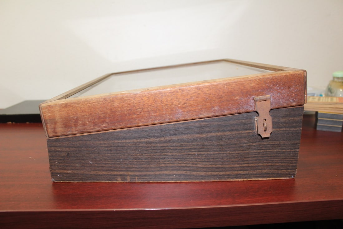 A Vintage Box and Contents - 18