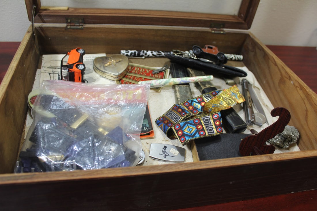A Vintage Box and Contents - 3