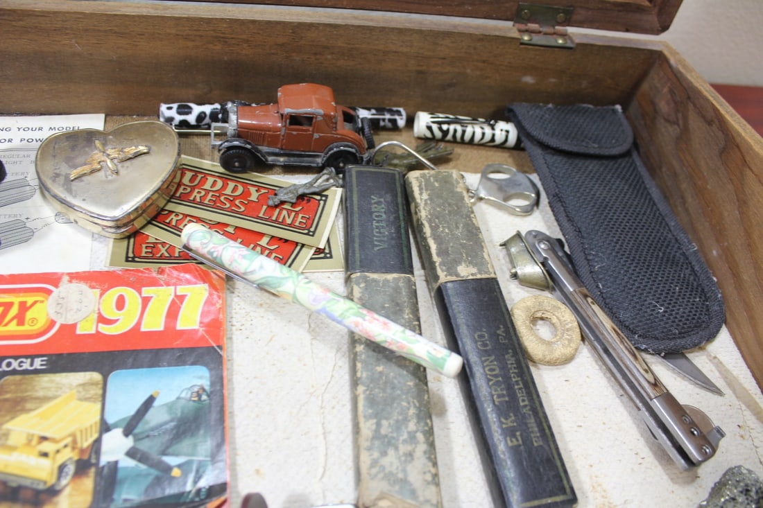 A Vintage Box and Contents - 5
