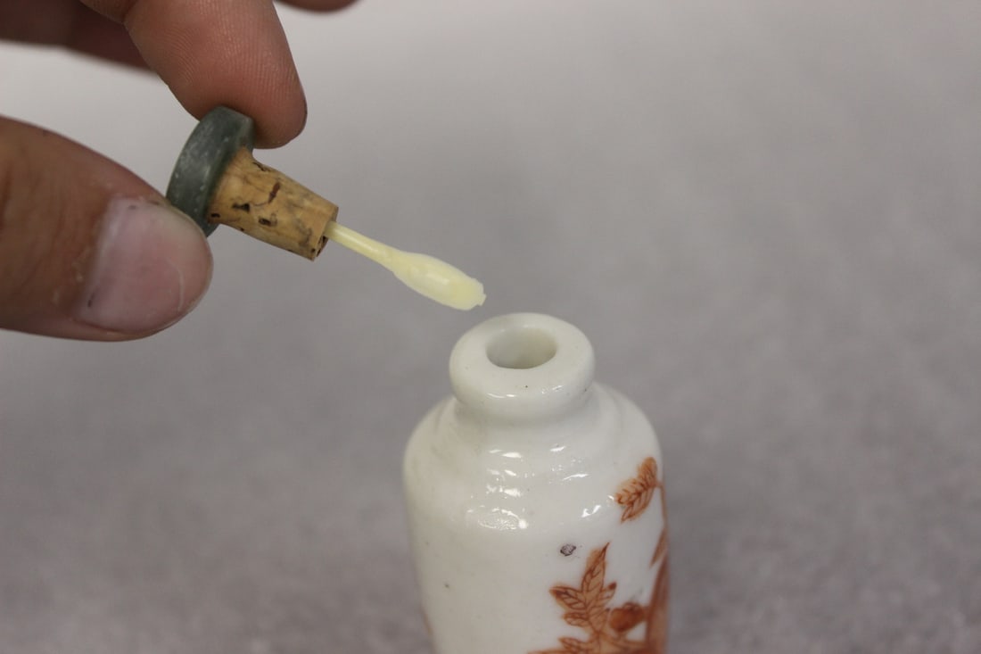 A Vintage Chinese Porcelain Snuff Bottle - 4