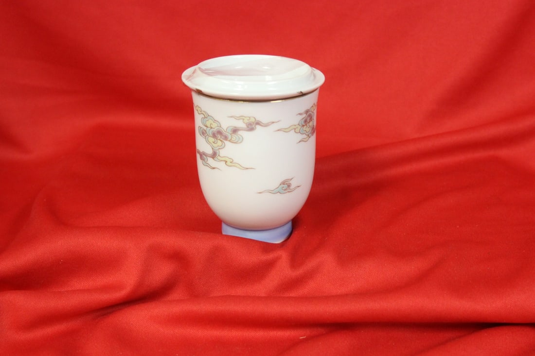 Japanese Fukugawa Ceramic Teacup and Lid: signed - 4 1/2" tall