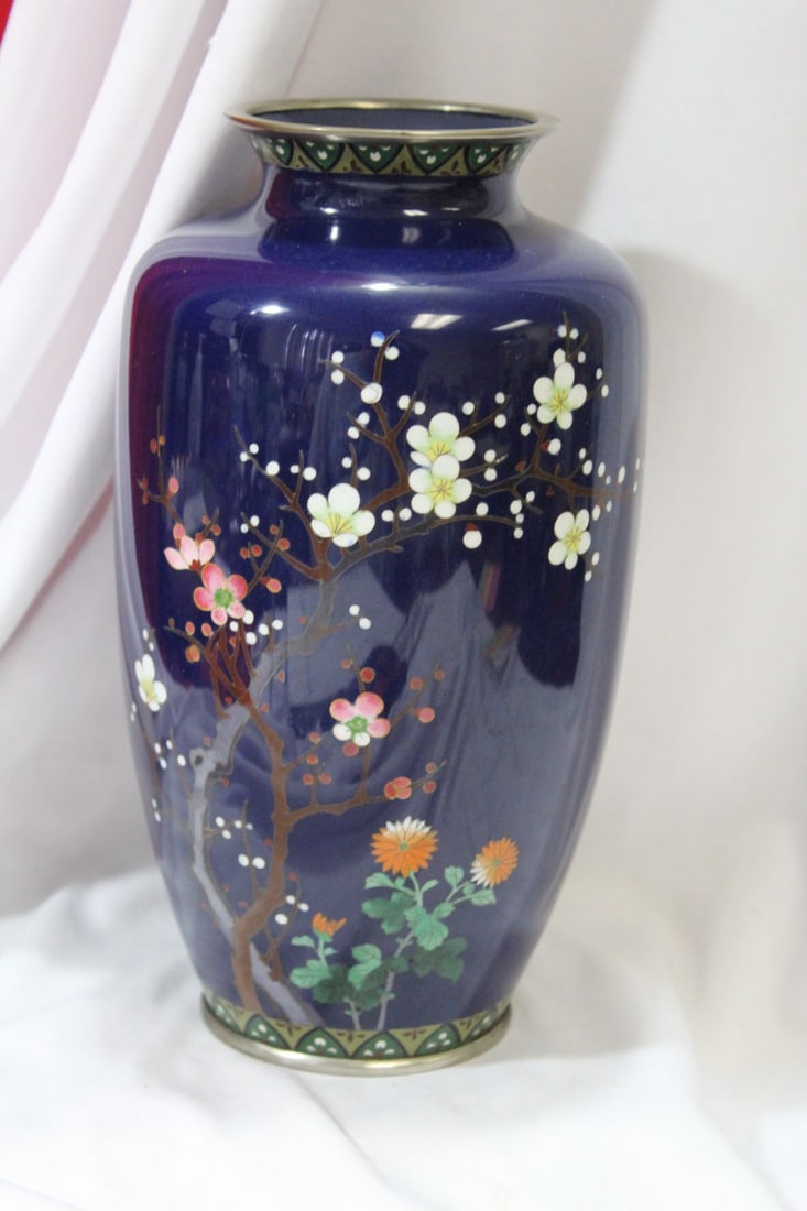 An Antique Japanese Cloisonne Vase: nice design - a beautiful vase - 8 1/2" tall
