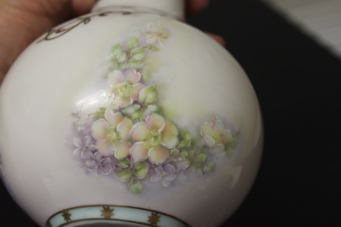 A Handpainted Nippon Vase - Bobbulus Form - 10