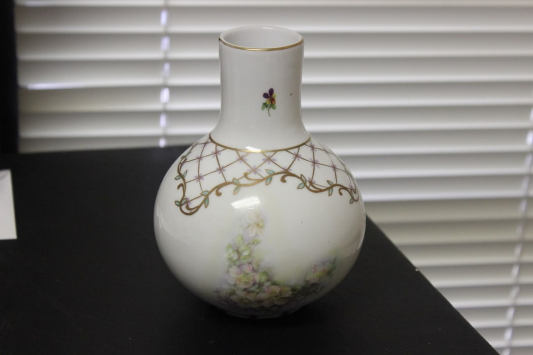 A Handpainted Nippon Vase - Bobbulus Form: as shown on photos