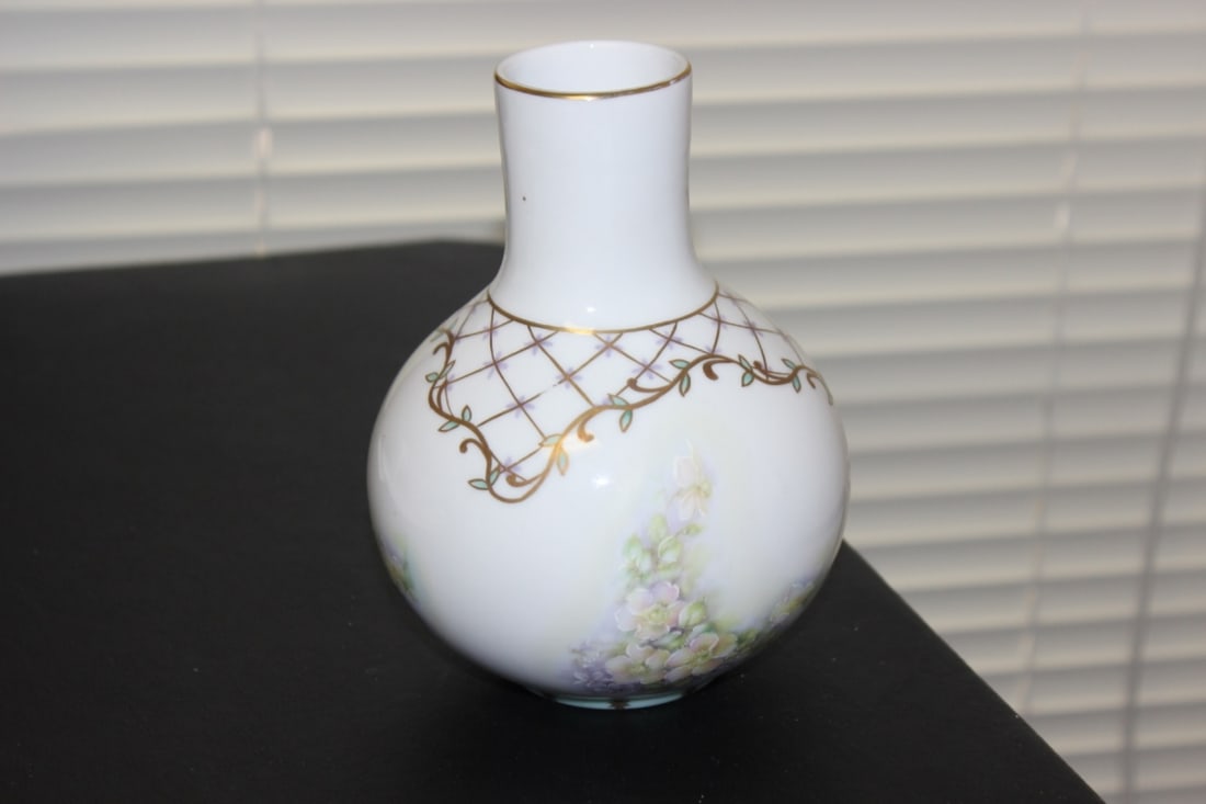 A Handpainted Nippon Vase - Bobbulus Form - 2
