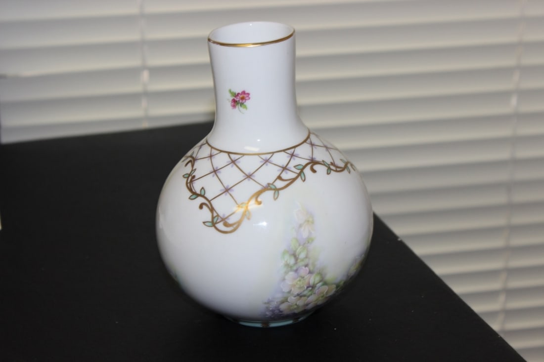 A Handpainted Nippon Vase - Bobbulus Form - 3