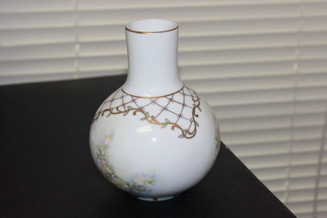 A Handpainted Nippon Vase - Bobbulus Form - 4