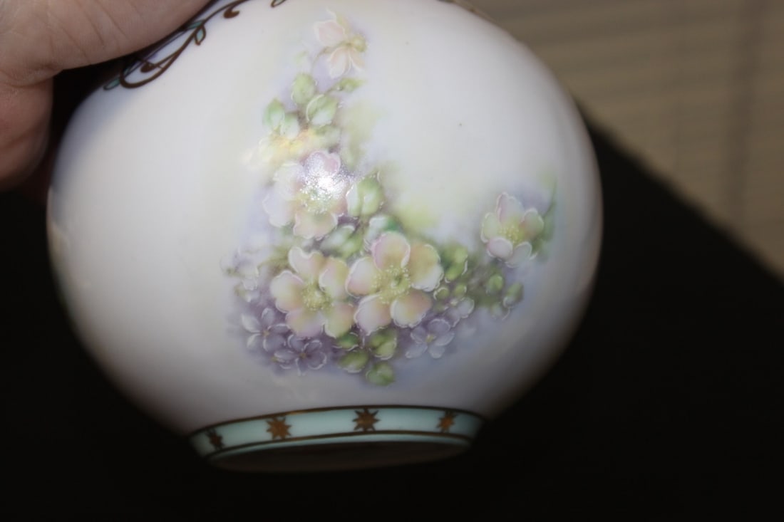 A Handpainted Nippon Vase - Bobbulus Form - 5